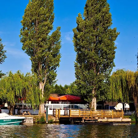 Hotel Les Canisses 3*