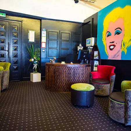 Otel Les Canisses 3*