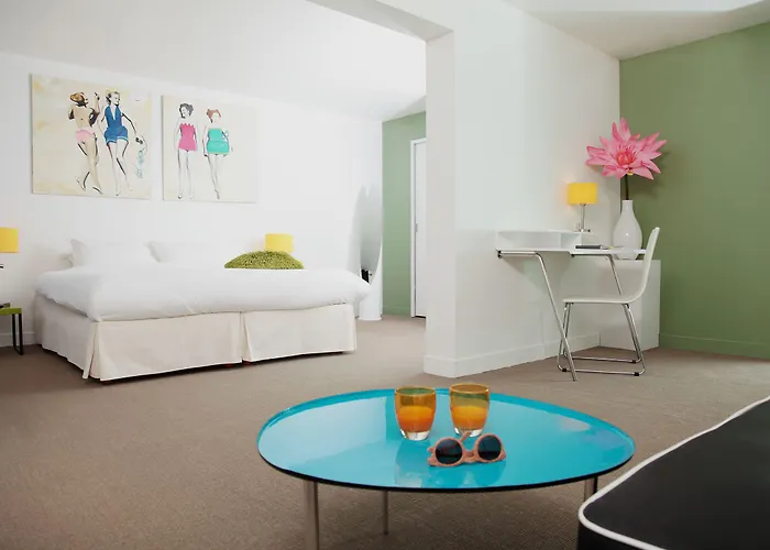 מלון Les Canisses 3*